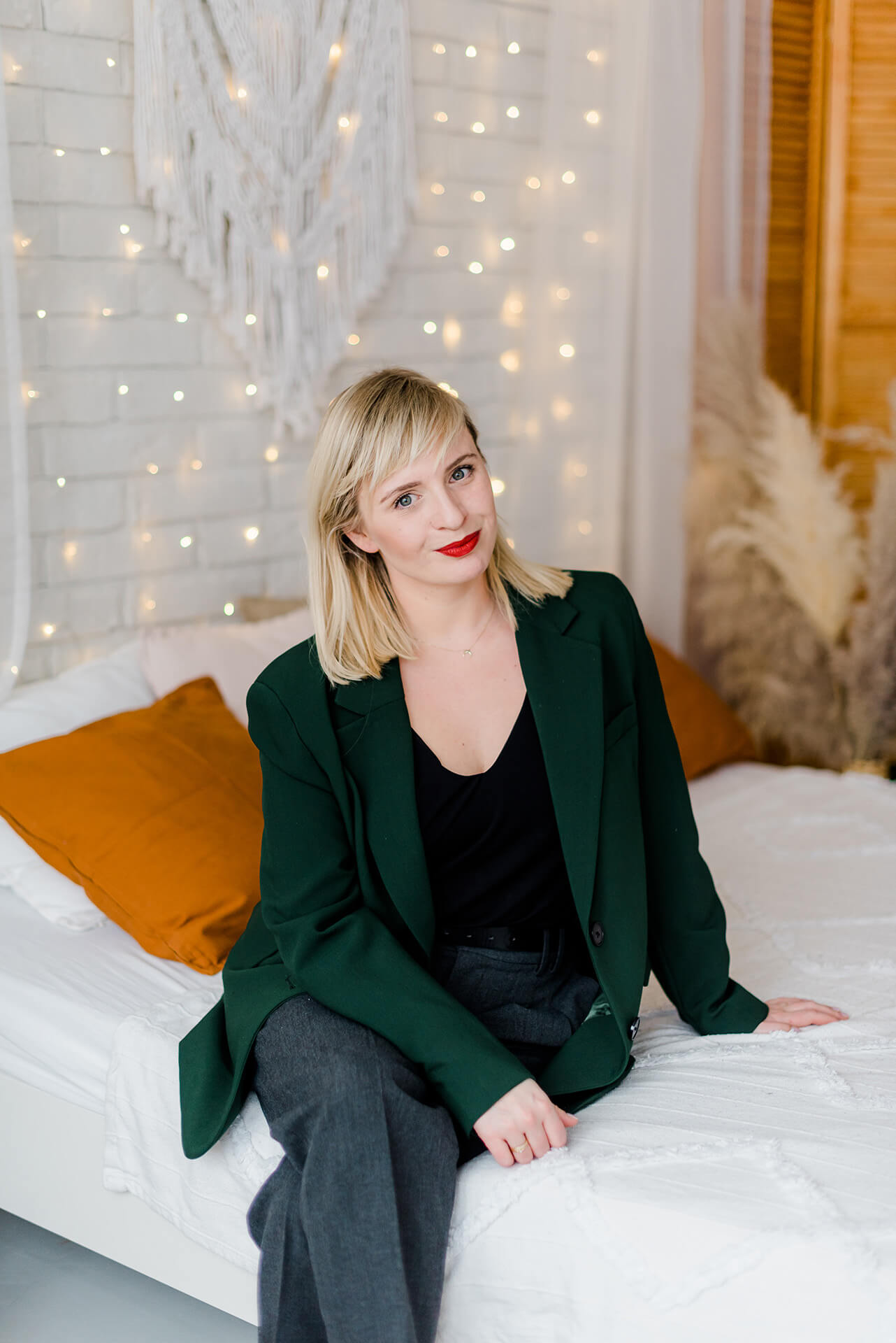 Kasia Grzech copywriting - freelancer siedzi na łóżku, sesja biznesowa